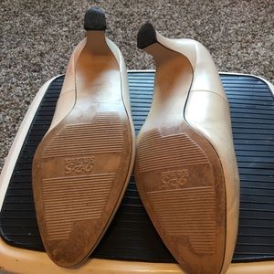 Low heel shoes